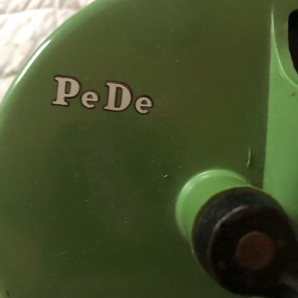 Vintage cast iron Green Pe De bean slicer- screws onto your counter. - Picture 3 of 9